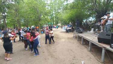 Baile, humor y tortas en la zona del Bajo Ramos Mexía. Foto: José Mellado. 