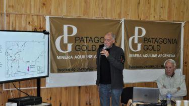 Dos años atrás, un geólogo expuso los avances de los estudios de impacto ambiental ante estudiantes y docentes en Jacobacci. Archivo