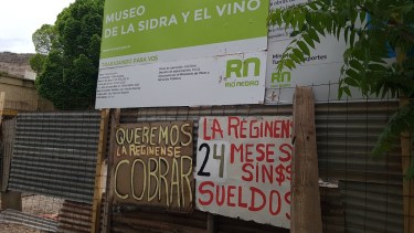 Los trabajadores bloquean el ingreso a la obra del Museo de la Sidra y el Vino. (Foto Néstor Salas)