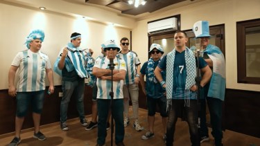 Los Palmeras se juntaron con el cantante rosarino Elias y le cantaron a la selección.