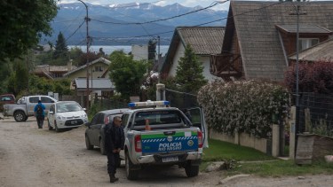 Una patrulla mantiene una guardia en la calle Amancay (Foto: Marcelo Martínez)