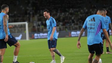 Messi se mostró feliz durante su primera práctica con la selección. (Foto: AFA)