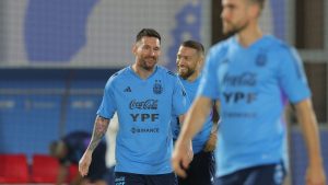 Tranquilidad Mundial: Messi entrenó con normalidad y será titular ante Arabia Saudita