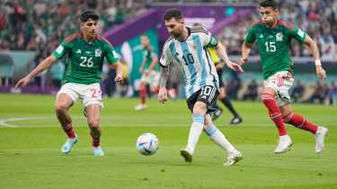 Las cuatro veces que Argentina jugó con México en mundiales ganó. (Fotos: AP)