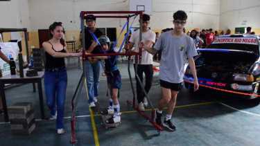 El Pro Skate 4.0 fue un invento que realizaron estudiantes del CET 1 de Roca y surgió para incluir a Theo Pastoriza, un niño que padece una discapacidad motriz. Fotos Andrés Maripe.