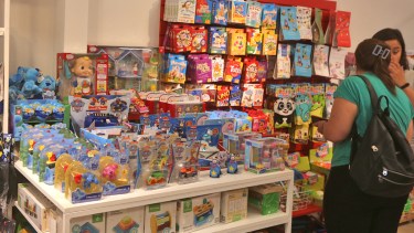 Los comerciantes apuestan a remontar las ventas durante la última semana previa a la Nochebuena. Este año, realizaron una importante inversión. Fotos Juan Thomes.

