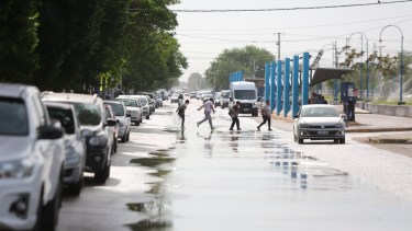 Las personas deben pasar en puntas de pie para no salpicarse de los líquidos cloacales. Foto Juan Thomes