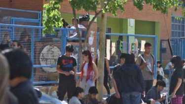 Los estudiantes se autoconvocaron en las puertas de la escuela secundaria de Roca luego de un episodio de violencia de una madre a un alumno. (foto: Juan Thomes)