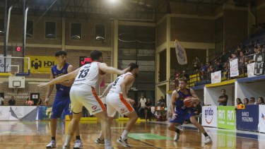 Julián Ruiz junta marcas y busca la mejor opción. Del Progreso le ganó con autoridad a Pergamino Básket. Fotos: Juan Thomes. 