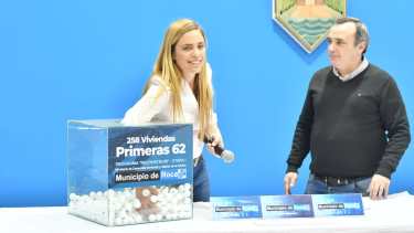La intendenta Soria y el secretario Rolo el 10 de agosto, cuando se sortearon los adjudicatarios de las viviendas. 