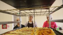 Imagen de Estudiantes de la UNC rindieron examen amasando pizzas en Rincón de los Sauces