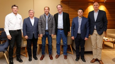 El gobernador se reunió con altas autoridades de Chevron e informó que “hay pleno acuerdo y consenso” para avanzar en el desarrollo del área Narambuena. Dijo que la etapa piloto prevé la realización de 14 pozos (Neuquén Informa)