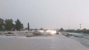 La ruta 22 fue afectada por la gran cantidad de agua que cayó durante la tarde en Valle Medio.
