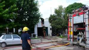 Sufrieron importantes pérdidas tras el incendio de su casa en Roca, y ahora piden ayuda