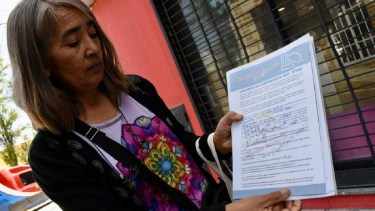 Familias reclaman a una constructora que entregue las viviendas prefabricadas, ya que aseguran que no cumplen con el contrato. Foto: Matías Subat.