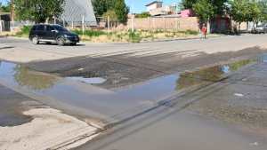 Una moto bastó para romper los arreglos que realizó Aguas Rionegrinas en Cipolletti