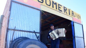 El acordeón de Guido Luis que resuena en la gomería de Roca