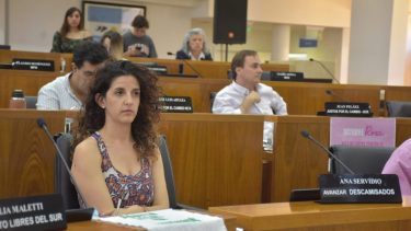 Tres nombres para la intendencia de Neuquén en el Deliberante: José Luis Artaza (izquierda), Juan Peláez (de camisa blanca) y la concejala Ana Servidio, en primer plano (foto Yamil Regules)