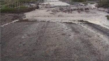 Los cañadones naturales del norte de Neuquén se desbordaron, afectando al tránsito. Foto: Gentileza