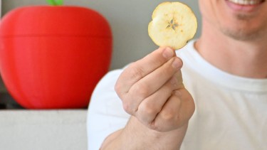 Emprendedores de Cipolletti fabricaron un snack de manzana que conquista el mundo