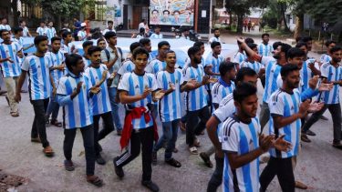 La población de Bangladesh celebra cada vez que la Selección Argentina triunfa.-