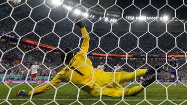 Wojciech Szczesny y una atajada fantástica contra el capitán de la selección. (AP Photo/Ariel Schalit)