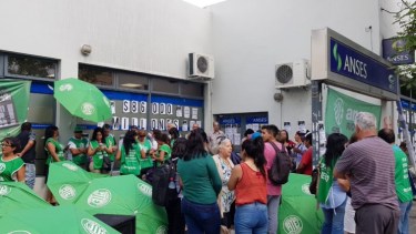 ATE y otros sindicatos se reunirán y harán un abrazo simbólico en la sede de Anses. (foto: archivo)