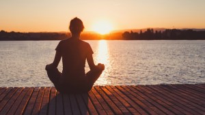 Mindfulness entre la bodega Trina y los viñedos, en Río Colorado, a la vera del río