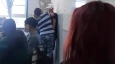 Un curso del colegio secundario 1 de Roca fue el foco del conflicto. Foto: captura
