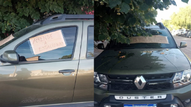 Por estacionarse donde no debía le pegaron carteles en el parabrisas y la ventanilla, en Centenario