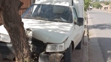 Manejaba con 2,29 de alcohol en sangre y sin licencia cuando chocó contra un árbol. Foto: https://www.facebook.com/CentenarioDigital