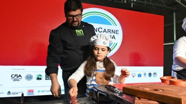 Francisco y Bianca Ventura cocinan durante la primera jornada de la exposición. Foto: Marcelo Ochoa.