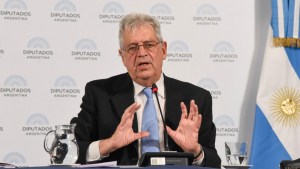 El viceministro de Economía tuvo que salir a desmentir su renuncia por Twitter