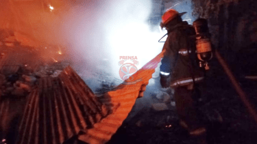 Tras un incendio, se provocaron importantes pérdidas en una chacra ubicada en el suroeste de Roca. Foto Gentileza.
