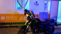 Imagen de Con una moto robada, intentó pasar un control sobre Ruta 22 pero no lo logró