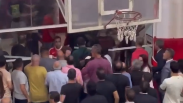 Hay filmaciones que registraron la pelea entre hinchas de Independiente. Foto: Captura video