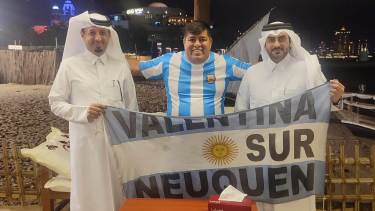 Jany Vergara junto al jeque árabe en un lujoso bunker playero en Doha, al que lo invitó a tomar algo y charlar.   