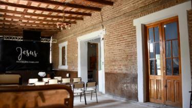 El interior del bello edificio convertido en salón de culto (Foto: Matías Subat)