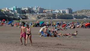 ¿Qué tal una escapada a Las Grutas? Mirá cómo la están pasando los vecinos en la playa&#8230;