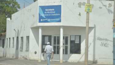 En esa esquina funcionó en 1900 el matadero de la ciudad. Luego pasó a ser la secretaría de Servicios Urbanos y hoy es el área de Movilidad. (FOTO: Yamil Regules)