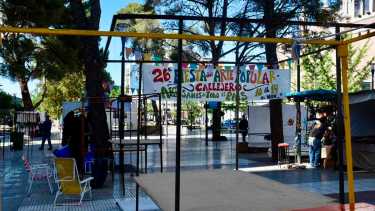 La contratista de la municipalidad de Neuquén se llevó las estructuras de la Feria de Artesanos de la ciudad (foto archivo)