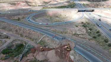 Una máquina tunelera rompió el acueducto del EPAS en la vinculación en el Cañadón de las Cabras. La reparación del EPAS finalizó y Vialidad Nacional debe terminar con el parche al pavimento (archivo)