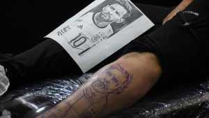 «Andá pa&#8217;allá, bobo»: uno de los tatuajes más elegidos por los hinchas en Roca