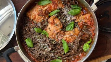 Pollo en salsa de tomate con tallarines de hongos de pino por Pedro Lambertini