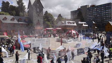 El gremio gastronómico se manifestó este miércoles en el Centro Cívico, en la previa de la largada de la Mil Millas. (foto Alfredo Leiva)