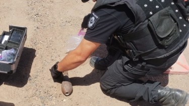 Encontraron un explosivo militar en un yacimiento de San Patricio del Chañar. Foto: https://www.policiadelneuquen.gob.ar/