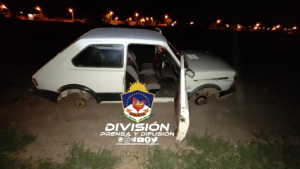 Le robaron el auto, le sacaron las ruedas y después lo abandonaron en Neuquén