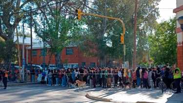 Estudiantes de la ESRNº 1 protestan y piden la expulsión de un alumno "agresor". Foto César Izza.