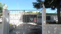 Imagen de A los golpes, pidieron la destitución de un maestro denunciado por acoso sexual en Roca