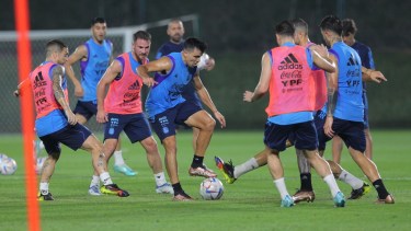 Marcos Acuña en el entrenamiento de la selección, que se prepara con vistas al debut frente a Arabia Saudita. 